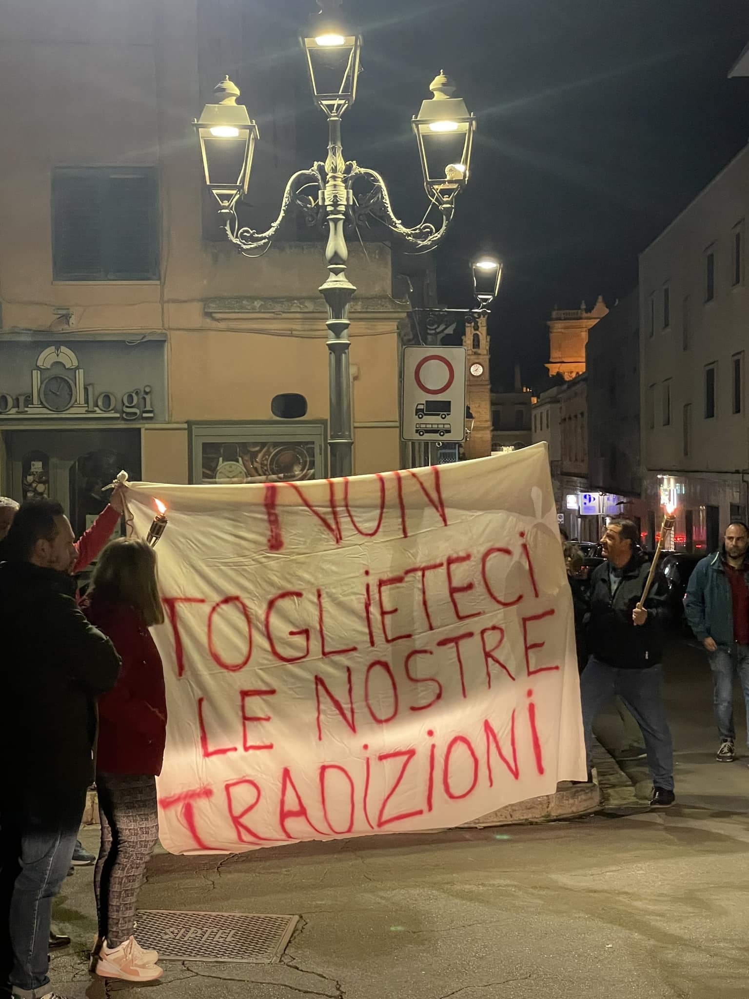 Sit-in di protesta durante la Via Crucis alla presenza del Vescovo: si ripristini in toto la processione del Venerdì Santo