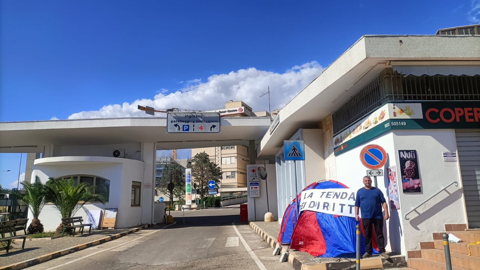 Scomparsa la “Tenda dei diritti”. Ignoti l’hanno portata via lo scorso 7 agosto
