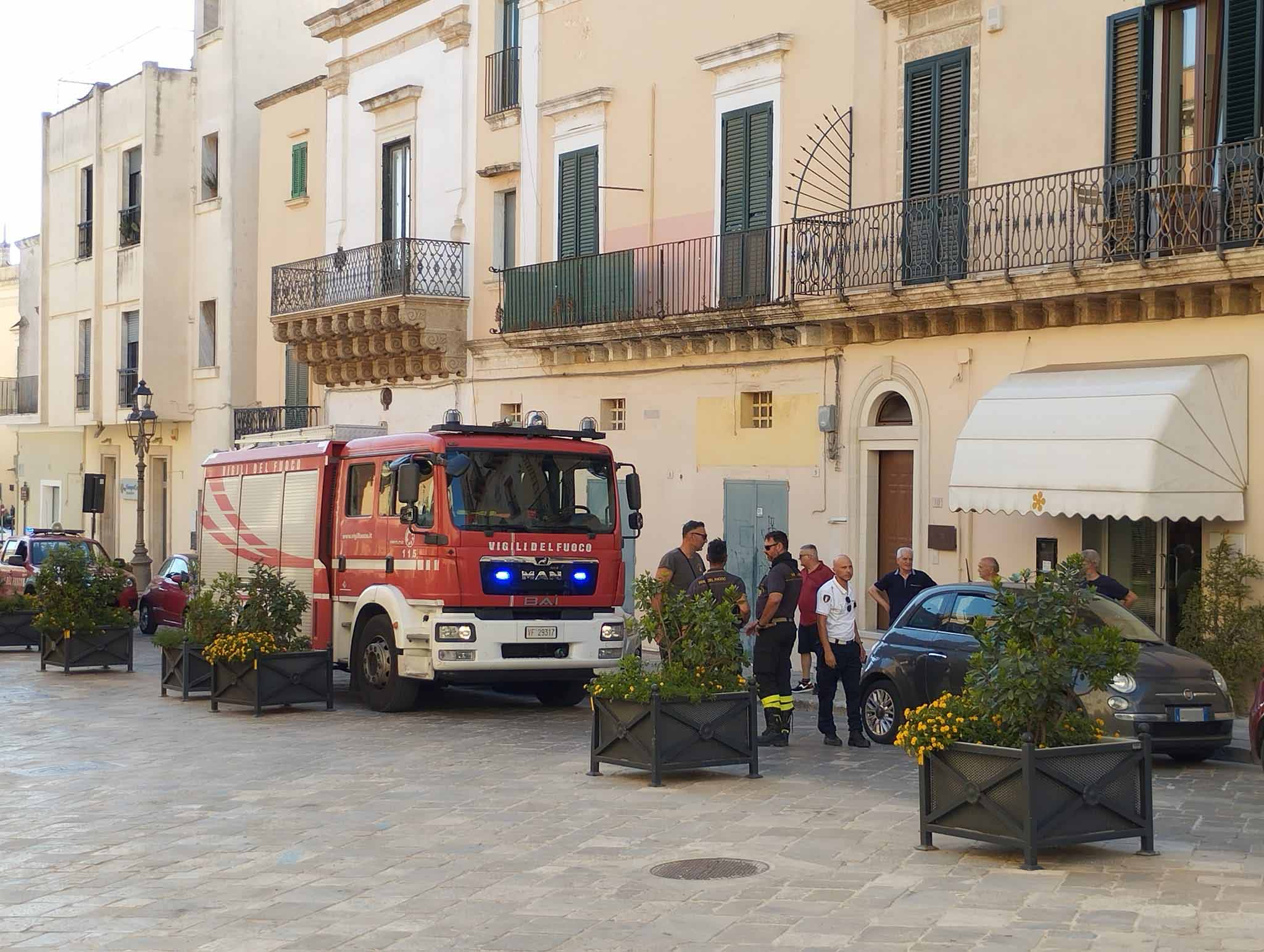 L’intervento della Polizia locale permette ai sanitari di soccorrere una donna anziana in difficoltà
