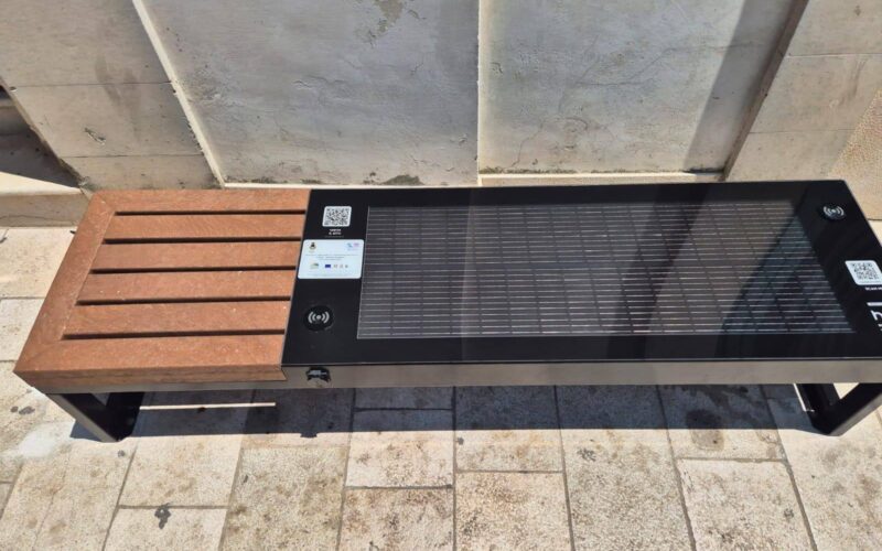 Installate in piazza Indipendenza due panchine intelligenti Eco-Smart