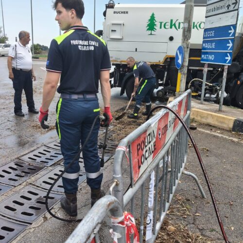 Maltempo su Casarano: alberi caduti sulle auto, strade allagate. In campo protezione civile, vigili del fuoco e polizia locale
